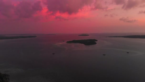 未受污染的海岸线热带海滩加勒比海在帕西尔潘扬基群岛马鲁库印度尼西亚日落戏剧性的天空风景旅游目的地 — 图库视频影像