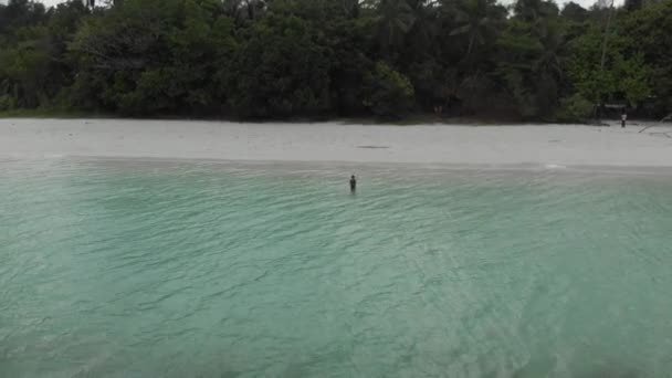 Aéreo Mulher Caminhando Praia Areia Branca Costa Tropical Água Azul — Vídeo de Stock