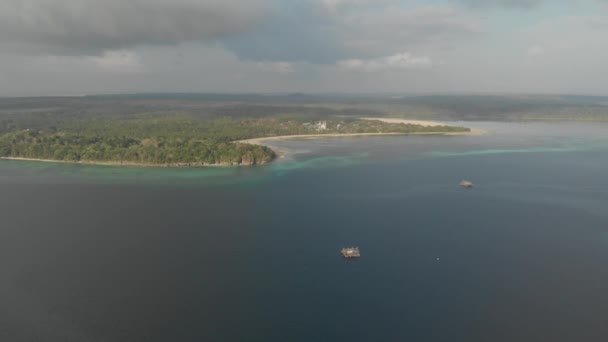 未受污染的海岸线热带海滩加勒比海在基岛马鲁库印度尼西亚日落戏剧性的天空风景旅游目的地 原生电影式 Log 颜色配置文件 — 图库视频影像