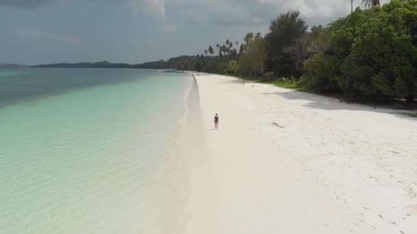 Εναέρια Γυναίκα Πόδια Στη Λευκή Άμμο Παραλία Γαλαζοπράσινα Νερά Τροπική — Αρχείο Βίντεο