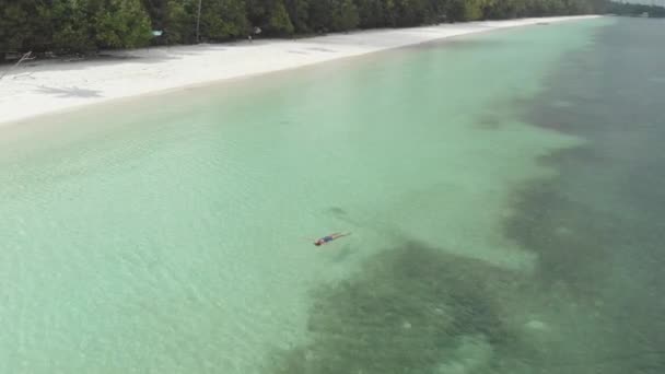 Aérea Mujer Nadando Aguas Turquesas Atardecer Playa Arena Blanca Costa — Vídeos de Stock