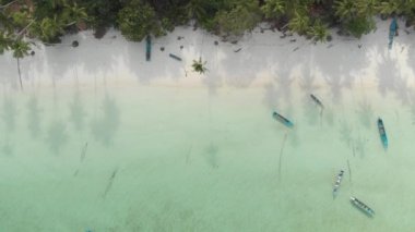 Hava: Pasir Panjang Kei Adaları Maluku Endonezya doğal seyahat hedef yüzen tekneler ile tropikal plaj karayip deniz turkuaz su aşağı yukarıdan. Yerli cinelike D-log renk profili