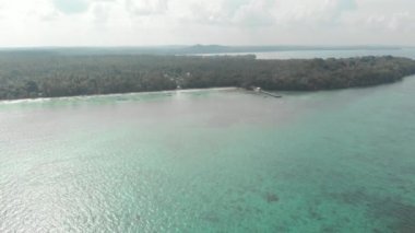 Hava: Pasir Panjang Kei Adaları Maluku Endonezya doğal seyahat hedef kirlenmemiş kıyı şeridi tropikal plaj karayip denizi. Yerli cinelike D-log renk profili