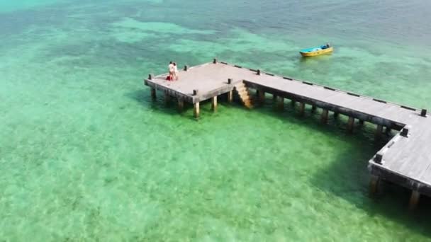 Casal Férias Olhando Para Vista Sobre Pier Caribe Mar Recife — Vídeo de Stock