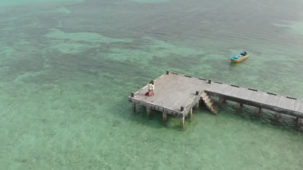 Paar Vakantie Kijken Naar Uitzicht Pier Caribische Zee Tropisch Koraalrif — Stockvideo