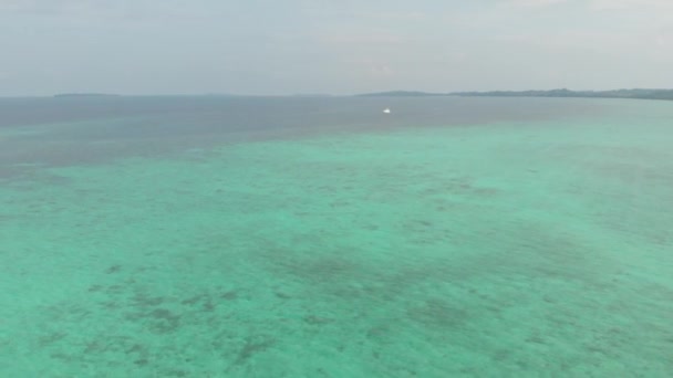 航空写真 ケイ諸島マルクインドネシア日没劇的な空の風光明媚な旅行先でサンゴ礁無汚染海岸線熱帯カリブ海 ネイティブシネのようなD Logカラープロファイル — ストック動画