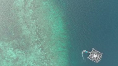 Hava: Kei Adaları Maluku Endonezya gün batımı dramatik gökyüzü doğal seyahat hedef mercan resifi kirlenmemiş kıyı şeridi tropikal karayip denizi üzerinde yukarıdan aşağıya. Yerli cinelike D-log renk profili