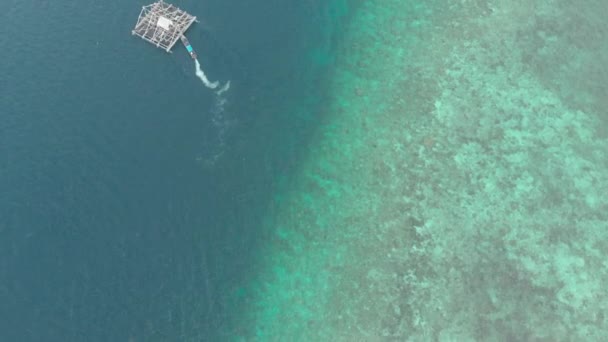 航空写真 ケイ諸島マルクインドネシア日没劇的な空の風光明媚な旅行先でサンゴ礁の汚染されていない海岸線熱帯カリブ海の上にトップダウン ネイティブシネのようなD Logカラープロファイル — ストック動画