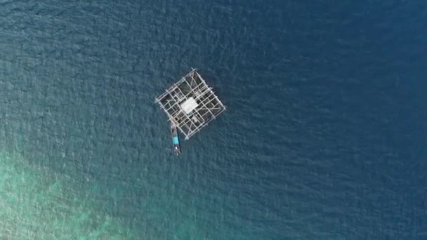 航空写真 ケイ諸島マルクインドネシア日没劇的な空の風光明媚な旅行先でサンゴ礁の汚染されていない海岸線熱帯カリブ海の上にトップダウン ネイティブシネのようなD Logカラープロファイル — ストック動画