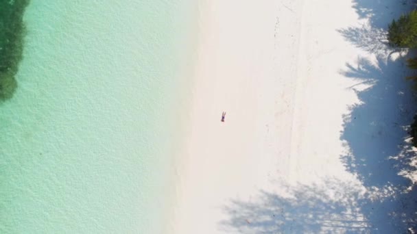 Εναέρια Γυναίκα Που Χαλαρώνει Στη Λευκή Άμμο Παραλία Γαλαζοπράσινα Νερά — Αρχείο Βίντεο