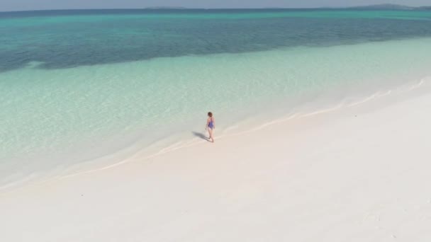 Aérea Mujer Caminando Playa Arena Blanca Agua Turquesa Costa Tropical — Vídeos de Stock