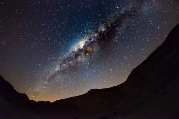 Έναστρο ουρανό και Milky Way καμάρα, με λεπτομέρειες από πολύχρωμα πυρήνα της, εξαιρετικά φωτεινό, συλλαμβάνονται από την έρημο Namib στη Ναμίμπια, στην Αφρική. Το μικρό νέφος του Μαγγελάνου από την αριστερή πλευρά. — Φωτογραφία Αρχείου