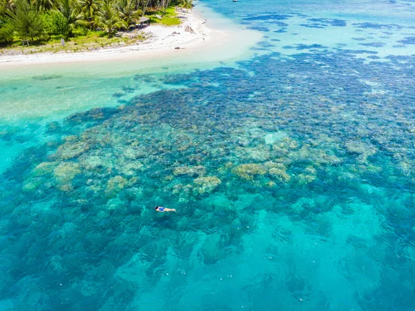 Gente aérea de arriba abajo haciendo snorkel en el arrecife de coral mar tropical caribeño, agua azul turquesa. Indonesia Islas Banyak Sumatra, destino turístico de buceo. —  Fotos de Stock