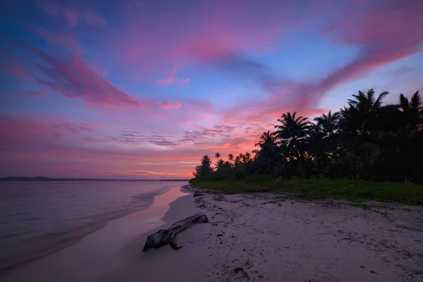 Východ slunce dramatické nebe na moři, tropické pouštní pláž, bez lidí, bouřlivé mraky, cestovní destinace, Indonésie Banyak ostrovy Sumatra — Stock fotografie