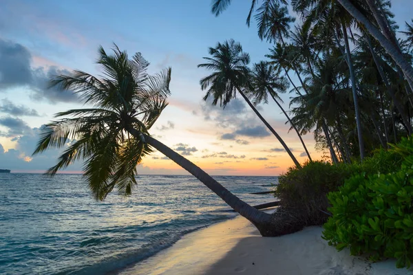 Sonnenaufgang dramatischer Himmel auf dem Meer, tropischer Wüstenstrand, keine Menschen, stürmische Wolken, Reiseziel, Indonesien Banyak-Inseln Sumatra — Stockfoto