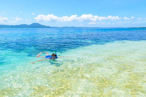 Karayip denizinde şnorkelle yüzen bir kadın, turkuaz mavi su, tropik ada. Endonezya Banyak Adaları Sumatra, turist dalış merkezi. — Stok fotoğraf