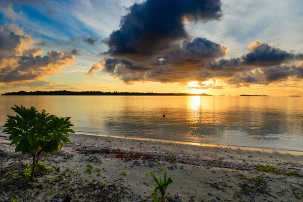 Sunrise drammatico cielo sul mare, spiaggia desertica tropicale, nessun popolo, nuvole tempestose, destinazione turistica, Indonesia Isole Banyak Sumatra — Foto Stock