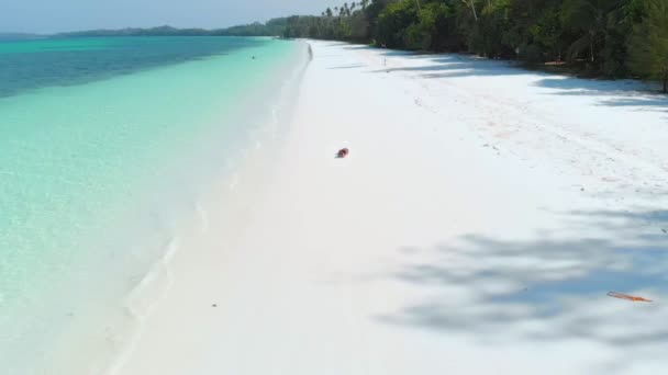 Замедленная Съемка Женщина Отдыхает Белом Песке Бирюзовой Воды Пляжа Тропического — стоковое видео