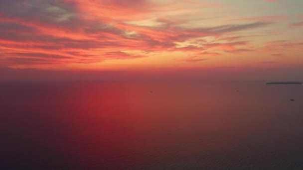 Aerial Colorato Tramonto Drammatico Cielo Sul Mare Tropicale Pasir Panjang — Video Stock