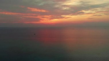 Hava: Pasir Panjang Kei Adaları Maluku Moluccas Endonezya doğal seyahat hedef tropikal deniz üzerinde renkli günbatımı dramatik gökyüzü