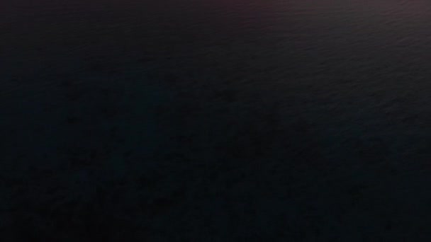 五颜六色的日落戏剧性的天空在热带海洋在帕西尔潘扬基群岛马鲁库莫卢卡斯印度尼西亚风景旅游胜地 原生电影式 Log 颜色配置文件 — 图库视频影像