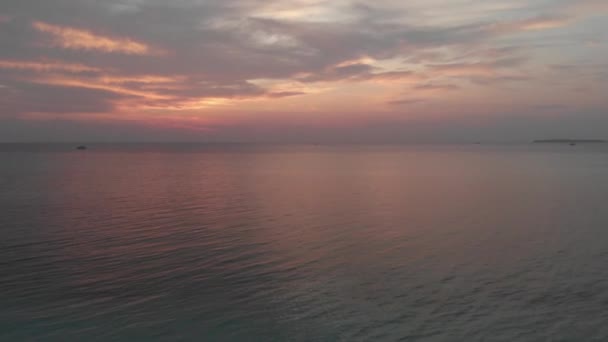 Aérien Coucher Soleil Coloré Ciel Spectaculaire Sur Mer Tropicale Pasir — Video