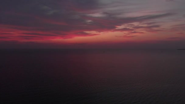 五颜六色的日落戏剧性的天空在热带海洋在帕西尔潘扬基群岛马鲁库莫卢卡斯印度尼西亚风景旅游胜地 原生电影式 Log 颜色配置文件 — 图库视频影像
