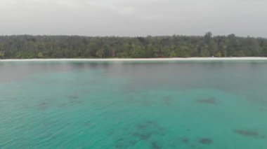 Hava: kirlenmemiş kıyı şeridi tropikal plaj Karayip ler deniz mercan resifi Kei Adaları Maluku Endonezya gün batımında doğal seyahat hedef. Yerli cinelike D-log renk profili