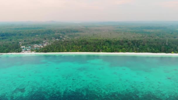 航空写真 ケイ諸島マルクインドネシアの風光明媚な旅行先自然生態系海洋生物の汚染されていない海岸線熱帯ビーチカリブ海サンゴ礁環礁環礁 — ストック動画