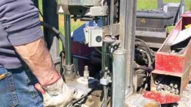 Jeoteknik mühendislik amacıyla toprağı test etmek için penetrometre. İnşaat tasarımı ve sanayisi için çalışan makine ve aletin kapatılması.