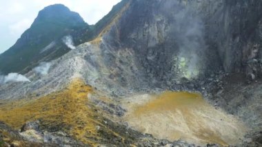 Sibayak yanardağı, aktif kaldera buharlama, Berastagi seyahat hedef, Sumatra, Endonezya. Fumaroles ve sülfür gayzeryakın.