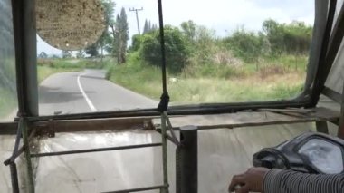 Berastagi, Endonezya - yaklaşık mart, 2019: Pov - Berastagi kırsalında çekçek sürme, Toba Gölü, Sumatra seyahat hedef, Endonezya