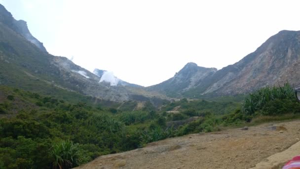 シバヤク火山 活発なカルデラ蒸し ベラスタギスマトラインドネシアの有名な旅行先自然のランドマークを登る観光客の一人 世界中を旅する人々 — ストック動画