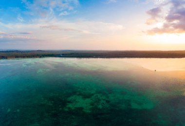 Havadan görünümü tropikal plaj Adası Karayip Denizi dramatik gökyüzü günbatımı güneş doğarken resif. Endonezya Moluccas adalar, Kei Adaları, Banda Denizi. En iyi seyahat hedef, Dalış dalış