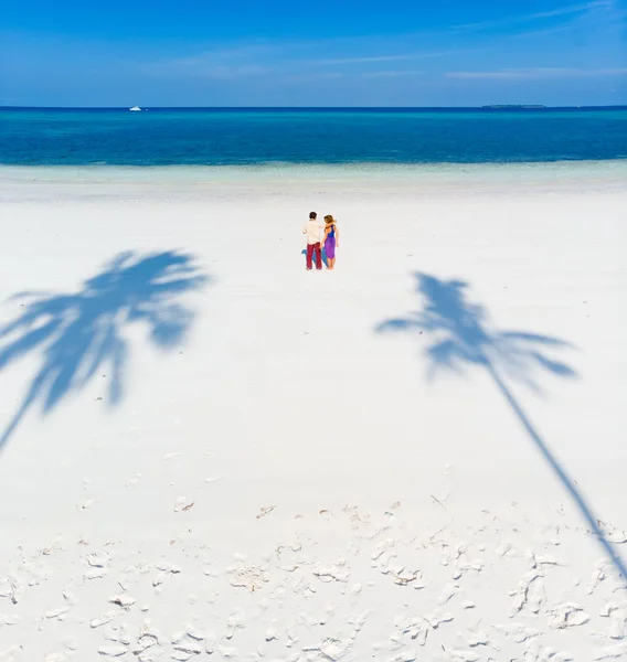 Paar am tropischen Strand am pasir panjang, kei-Inseln, tropische Inselgruppe Indonesien, Molukken, Korallenriff weißer Sandstrand Reiseziel Tauchen Schnorcheln — Stockfoto