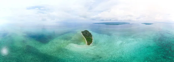 Vue aérienne plage tropicale île récif mer des Caraïbes. Indonésie Archipel de Wakatobi, île Tomia, parc national marin. Meilleure destination touristique de voyage, meilleure plongée avec tuba . — Photo