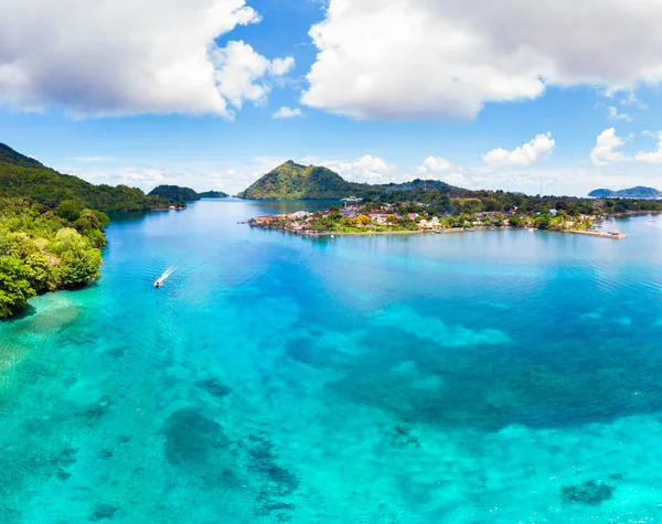 Havadan görünümü Banda Adaları Moluccas takımadalar Endonezya, Pulau Gunung Api, Bandaneira köyü, mercan resifi Karayip Denizi. Kora Kora geleneksel kano yıllık yarış. — Stok fotoğraf