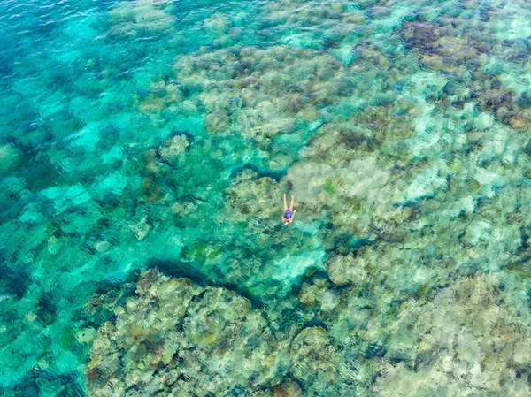 Gente aérea de arriba abajo haciendo snorkel en el arrecife de coral mar tropical caribeño, agua azul turquesa. Indonesia archipiélago de Wakatobi, parque nacional marino, destino turístico de viaje de buceo — Foto de Stock