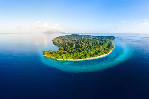 Vista aerea spiaggia tropicale isola barriera corallina mare caraibico. Indonesia Arcipelago delle Molucche, Isole Banda, Pulau Ay. Top destinazione turistica di viaggio, migliori immersioni snorkeling . — Foto Stock