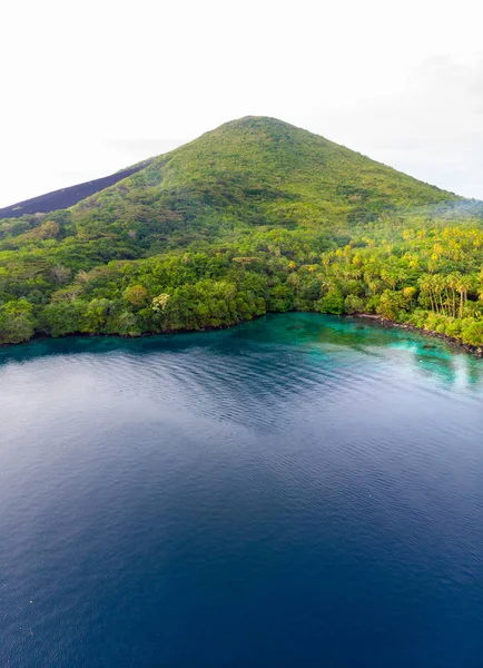 Flygfoto Banda öarna Moluckerna skärgård Indonesien, Pulau Gunung Api, lavaflöden, coral reef vit sandstrand. Topp turist resmål, bästa Dykning Snorkling. — Stockfoto