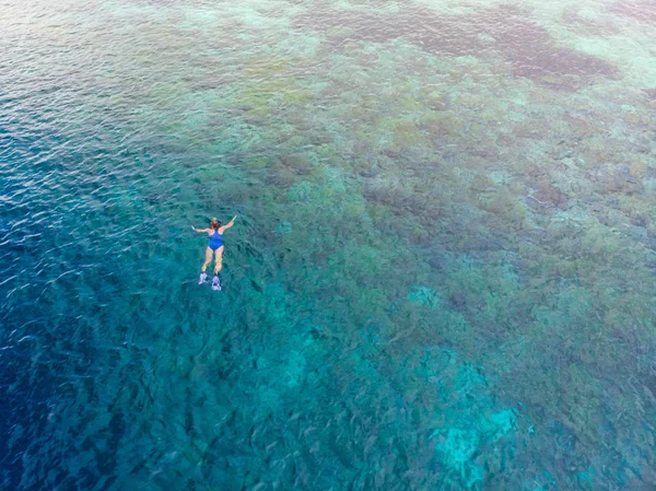 Aerial top down people snorkeling on coral reef tropical caribbean sea, turquoise blue water. Indonesia Wakatobi archipelago, marine national park, tourist diving travel destination — Stock Photo, Image