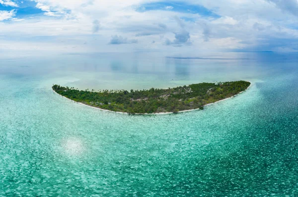 Luftaufnahme tropischen Strand Insel Riff Karibik Meer. Indonesien wakatobi archipel, tomia insel, marine nationalpark. Top-Reiseziel, bestes Tauchen Schnorcheln. — Stockfoto