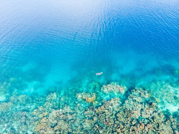 Aerial top down people snorkeling on coral reef tropical caribbean sea, turquoise blue water. Indonesia Banyak Islands Sumatra, tourist diving travel destination. — Stock Photo, Image