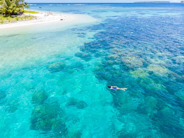 Gente aérea de arriba abajo haciendo snorkel en el arrecife de coral mar tropical caribeño, agua azul turquesa. Indonesia Islas Banyak Sumatra, destino turístico de buceo. — Foto de Stock