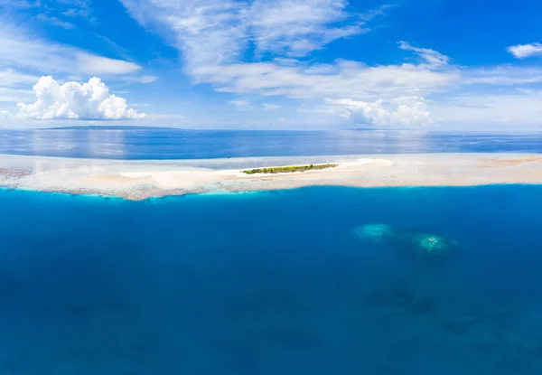 Atol idílico aéreo, destino de viagem panorâmico Maldivas Polinésia. Lagoa azul e recife de coral turquesa. Tiro no Parque Nacional Wakatobi, Indonésia — Fotografia de Stock