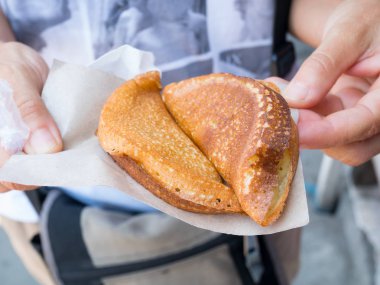 El Endonezya sokak gıda, tatlı martabak, geleneksel gözleme yakın tutarak.