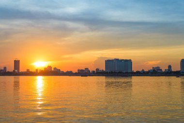 Phnom Penh ufuk çizgisi günbatımı başkenti Kamboçya Krallığı 'nda, Mekong nehrinden manzara, seyahat yeri, dramatik gökyüzü