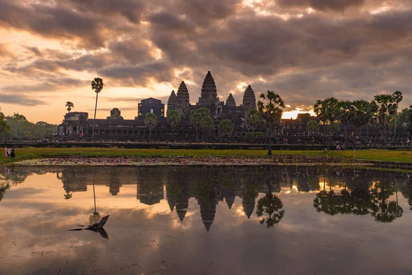Angkor Wat cielo dramático al amanecer silueta de la fachada principal reflexión sobre el estanque de agua. Templo de fama mundial en Camboya . — Foto de Stock