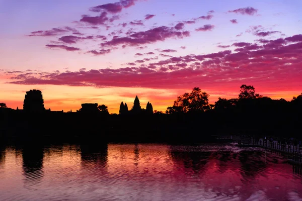 Angkor Wat dramatische sky bij dageraad voorgevel silhouet reflectie over de vijver water. Wereld beroemde tempel in Cambodja. — Stockfoto