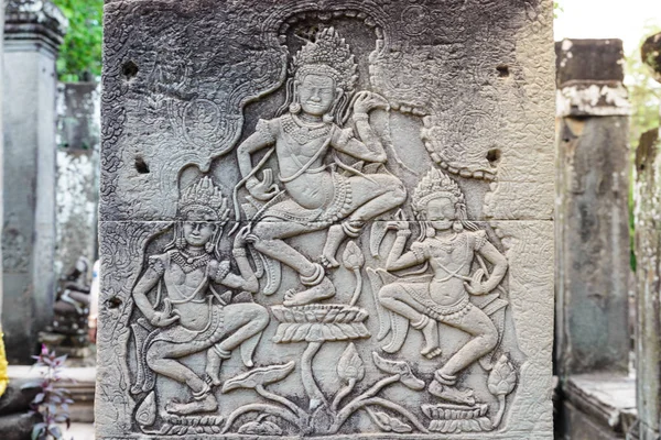 アンコールワット寺院、世界遺産、最も訪問された観光地、カンボジアの壁に刻まれた有名なバスレフ。詳細は、ダンスダムセルのクローズアップ、アプサラ. — ストック写真